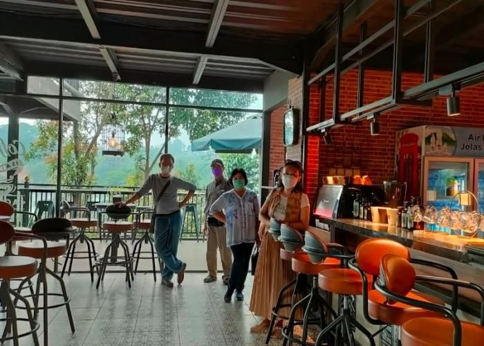 Foto : Edensor Hills Cafe & Resto ( Gmap /  Henny Tan  )
