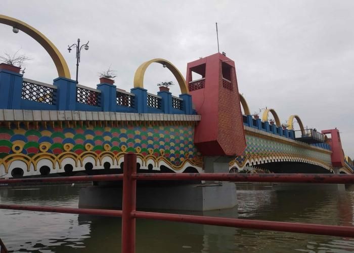 Foto: Keunikan Jembatan Kaca Berendeng Tangerang ( tangerangnews.com )