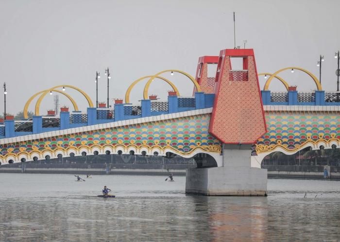  Foto: Jembatan Kaca Melintasi Sungai Cisadane di Kota Tangerang ( artikel.rumah123.com )