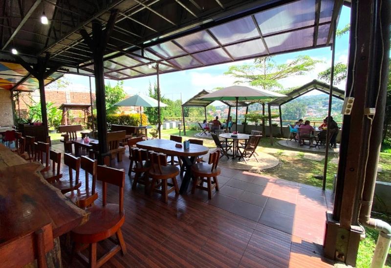 Foto : Saung Pengkolan ( Gmap / Wira Mahiswara )